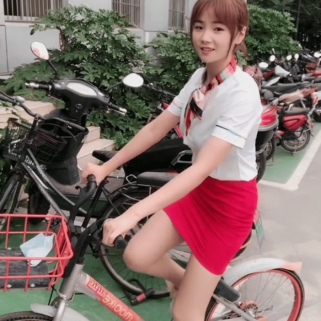 搞笑GIF:妹子,你出门匆忙穿错衣了吧?这样骑单车有点尴尬啊!