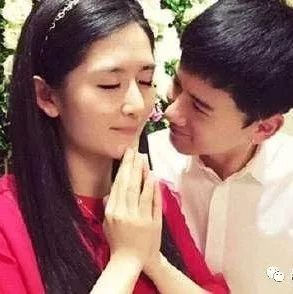 娱乐八卦!张杰谢娜8年婚姻被爆亮红灯,插足者竟是好姐妹?谢娜直播回应了