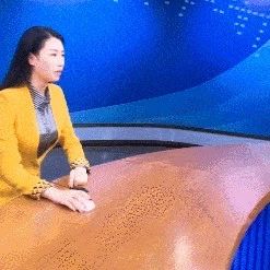 搞笑GIF:女人的潜力无限大,不信你就试试!