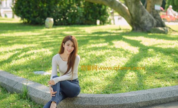 [台湾腿模美女] Miso夏晴 – 公园牛仔紧身裤美腿写真套图，个人资料，美女图片