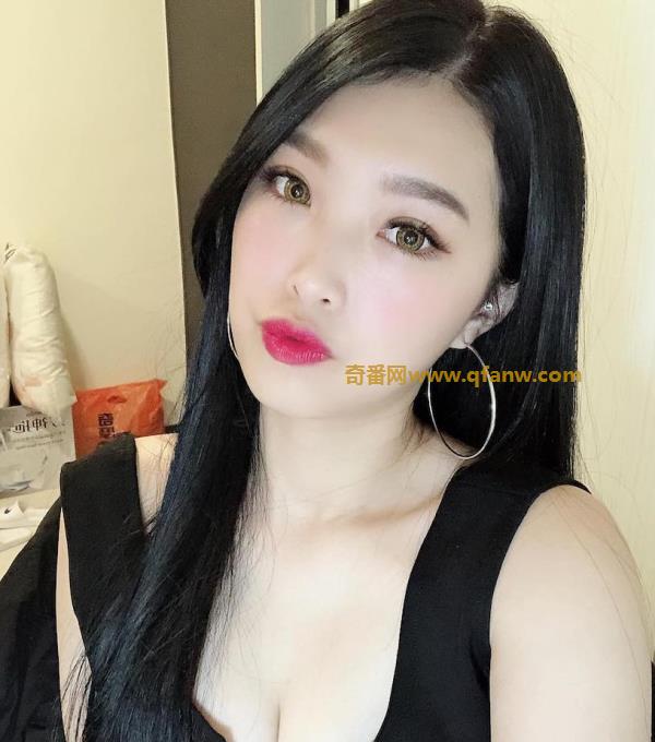 糖果Candy比基尼写真，E罩杯的美乳好身材十分诱惑