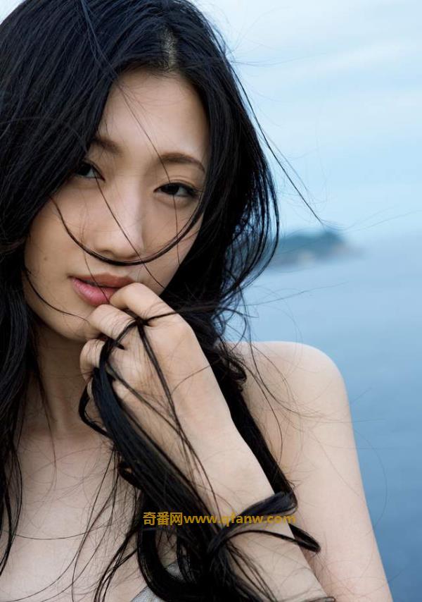 《坛蜜最新全裸写真集》好久不见的情色女王带你进入究极的官能世界