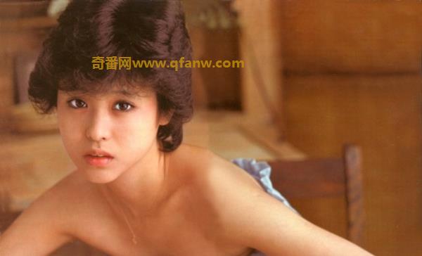 「永远的偶像」松田圣子出道37年，55岁「惹火美胸+冻龄身材」曝光屌打18岁年轻女孩！