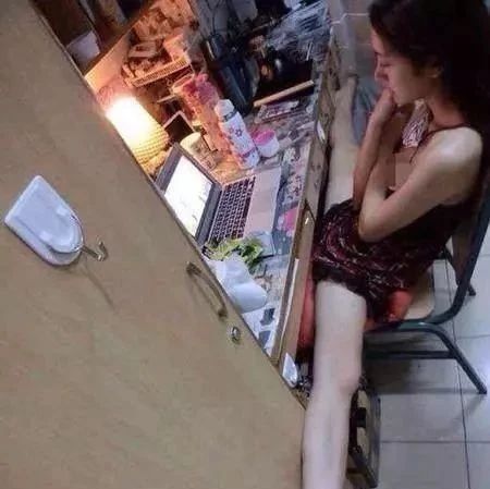 搞笑GIF:妹子,你在宿舍里都是这样吗?厉害了我的姐!