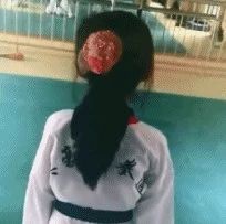 搞笑GIF:吓的我手一抖啊,难道这么有传说中的第六感么?