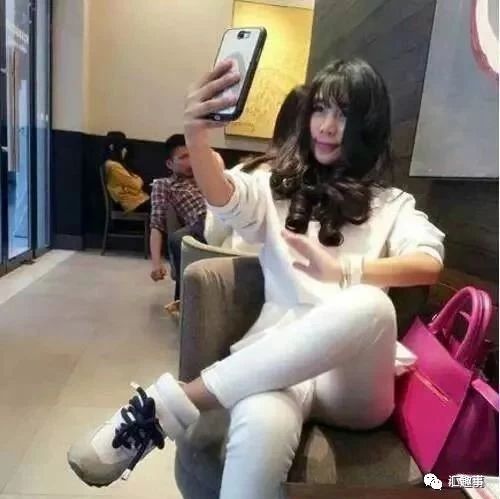 【搞笑段子】我跟妹妹一块看电视...
