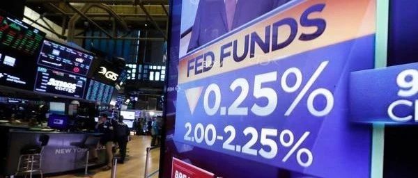 财经早报丨8月01日丨美联储十年来首次降息25个基点,美股大跌;大陆居民赴台个人游试点8月1日起暂停