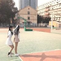 搞笑GIF:​有钱人的瓶盖挑战,这个车真的不错哦
