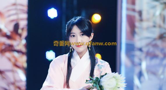 SNH48李艺彤亮相《诗意中国》 变身帝王花展现睿智！
