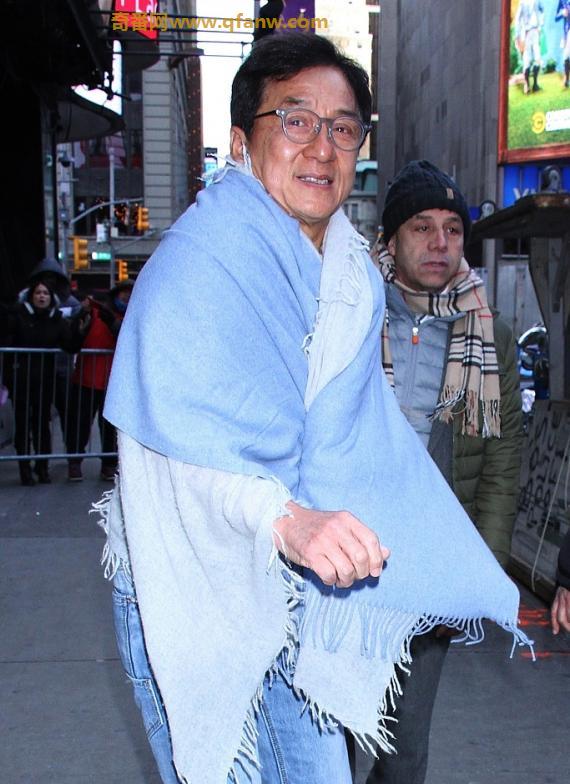 成龙穿粉衬衫加蓝披肩扮嫩减龄 架黑超比V立显反差萌