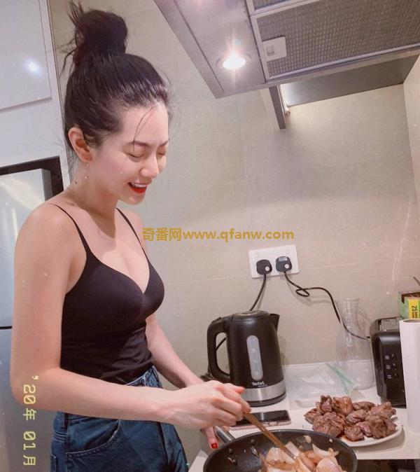 女神曾之乔(乔乔)写真图片，浑圆美胸下厨细肩带深V紧身背心超诱人