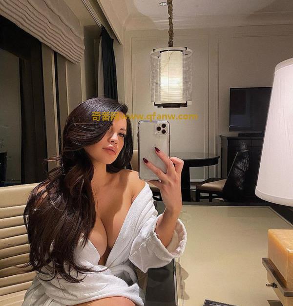 奇番大胸妹Tawny Jordan写真图片，深V下乳浪滔滔太汹涌