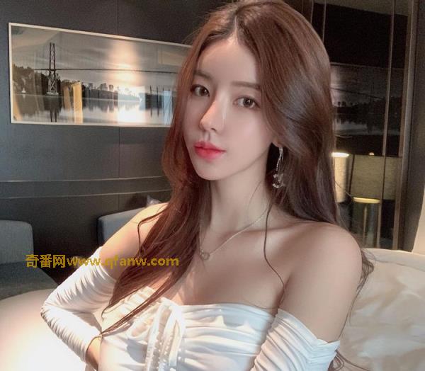 九头身美女老板娘胸型很好看，诱人长腿也太养眼