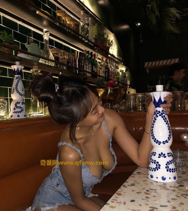 小麦肌大胸妹@Boss浑圆奶球就算穿着衣服也遮不住