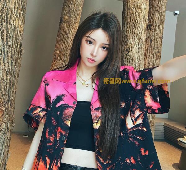 高颜值美女笑辛Cira狂辣曲线神展延，纤瘦美体自带双峰蜜桃超养眼