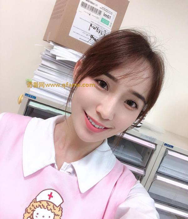 微笑女孩Bobi制服诱惑写真，饱满美乳身材超性感