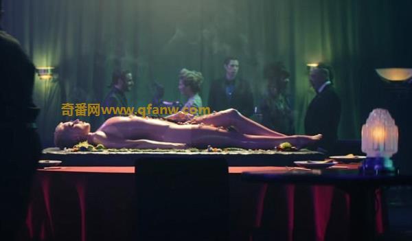 奇番凯蒂派芮新MV《Bon Appetit》被「厨师蹂躏」，直接变「裸身」最可口料理看光身体所有曲线